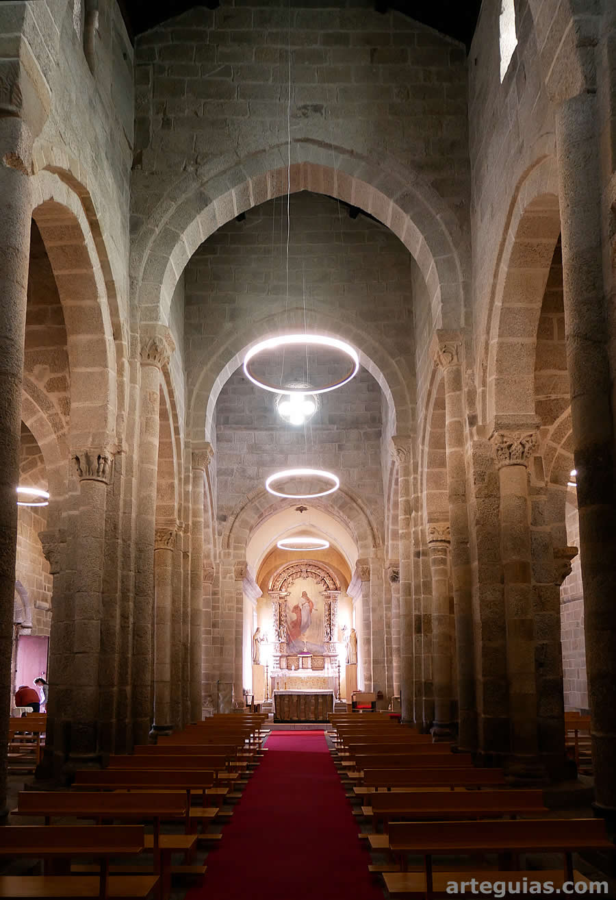 Monasterio de Travanca: interior de la iglesia abacial
