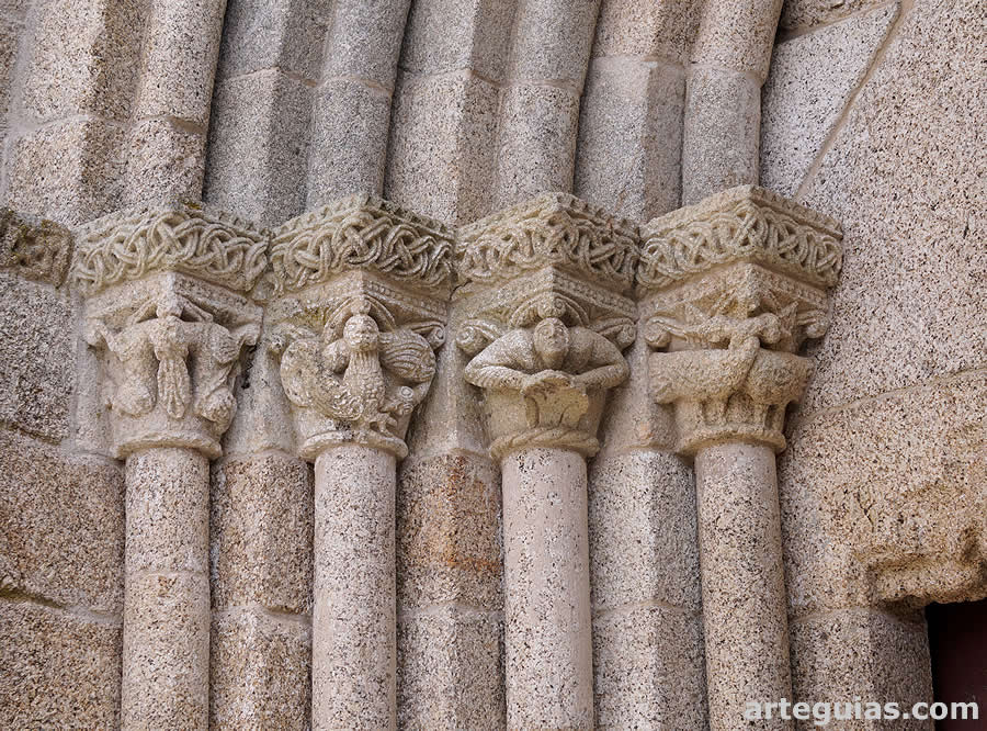 Capiteles de uno de los lados de la puerta oeste