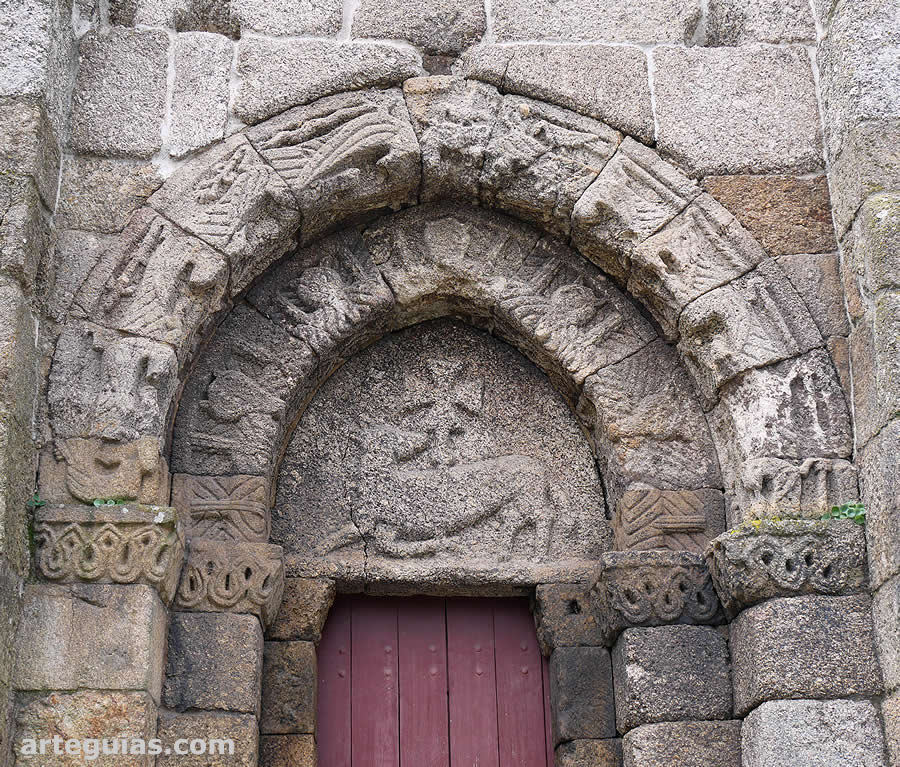 Puerta de la torre campanario