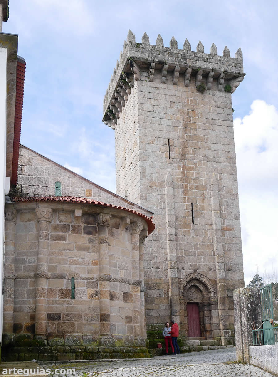 La iglesia del monasterio de Travanca: ábside norte y campanario