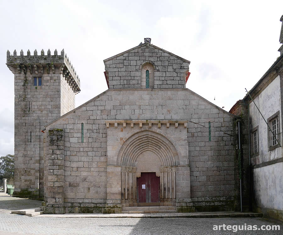 Fachada oeste de la iglesia del Monasterio de Travanca