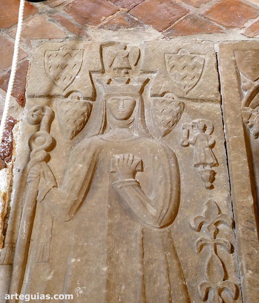 Lauda sepulcral en el claustro