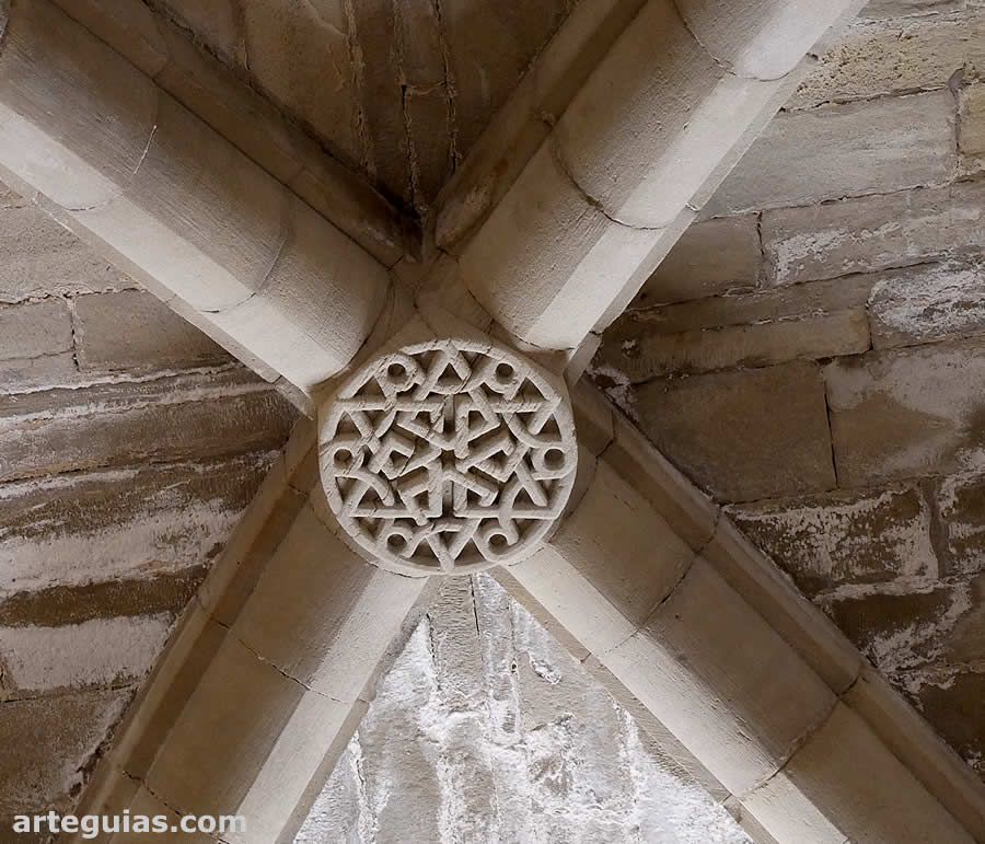 Clave de diseño geométrico de una de las bóveda de la sala capitular