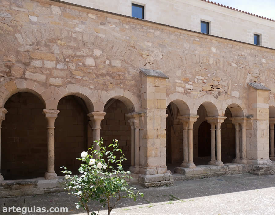 Una de las arquerías del claustro