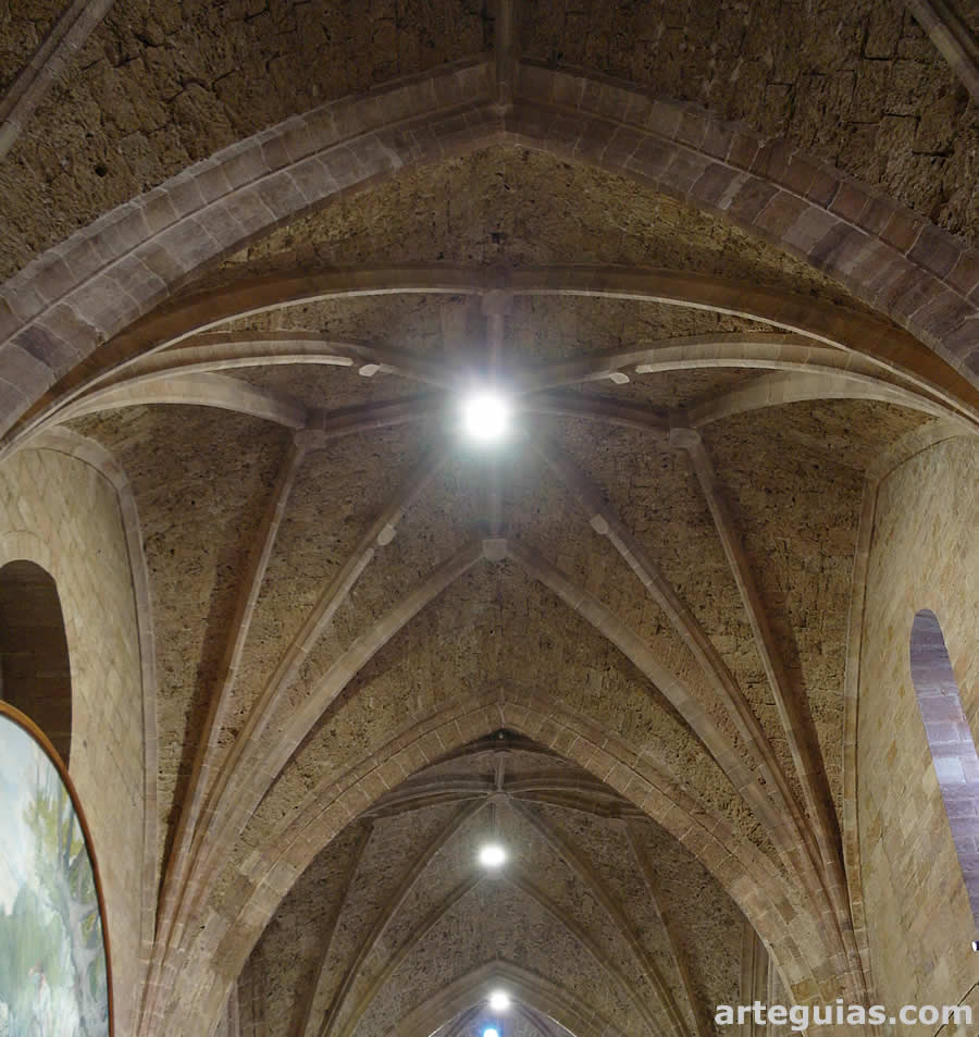 Bóveda de crucería gótica de la iglesia monástica