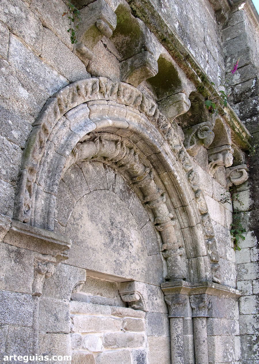 Puerta norte de la iglesia monástica