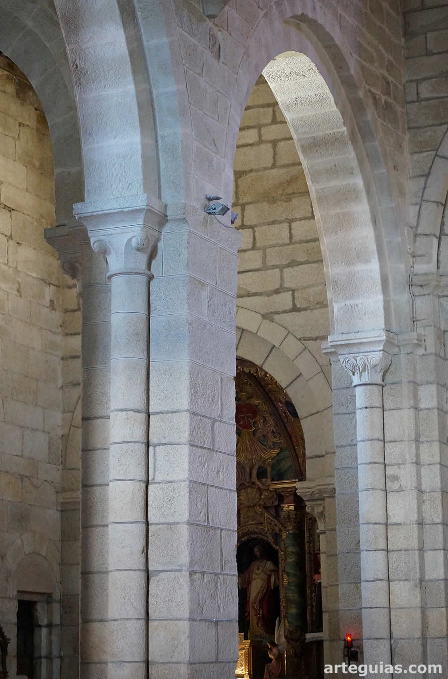 Interior de la iglesia monacal