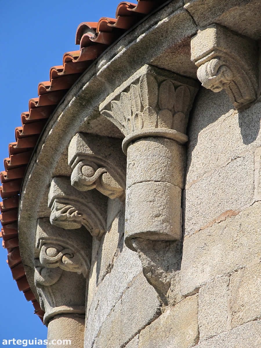 Canecillos y capitel