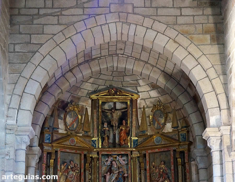 Arco triunfal y bóvedas del ábside central