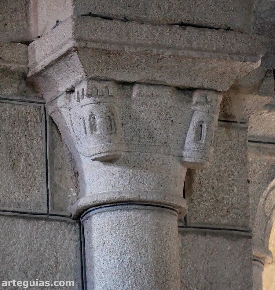 Capitel decorado con torres