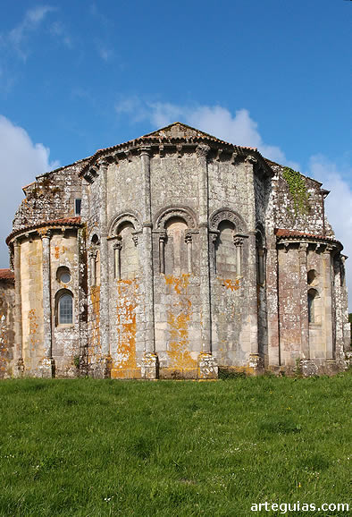 Imponente iglesia del Monasterio de Aciveiro
