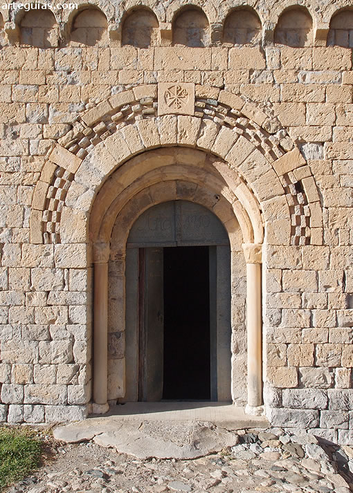 Monasterio de Alaón: puerta sur de la iglesia abacial