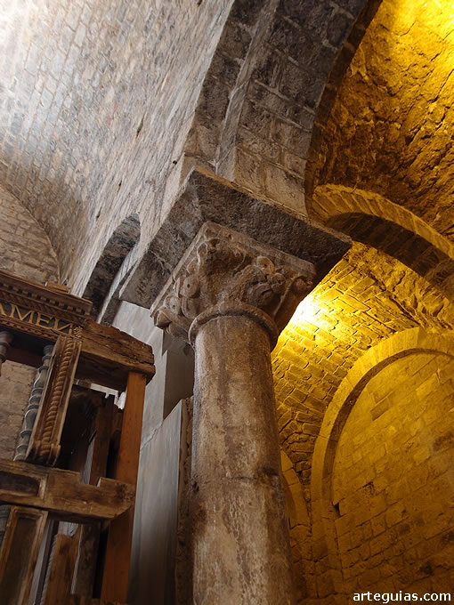 En los últimos tramos de la iglesia del Monasterio de Alaón desparecen los pilares con medias columnas y aparecen grandes columnas exentas