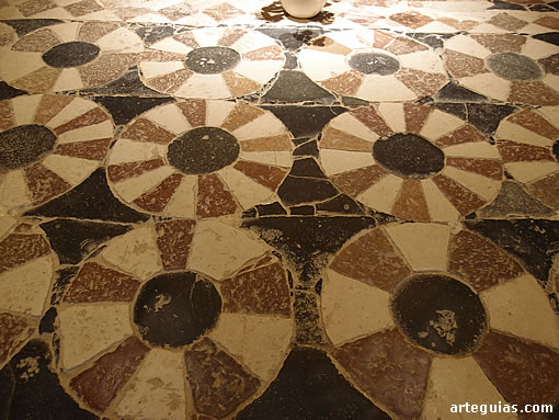 Suelo con mosaico de mármol del presbiterio central