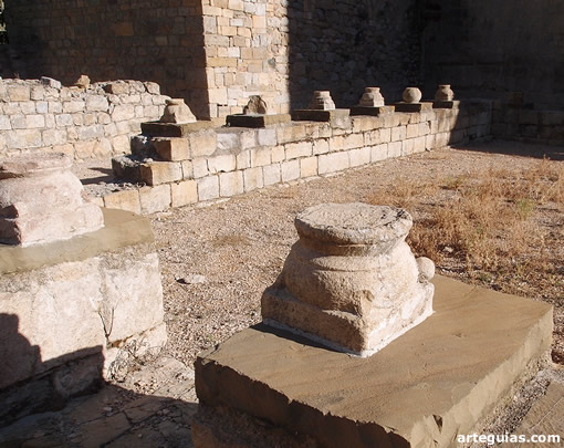 Restos del antiguo claustro románico del Monasterio de Santa María de Alaón