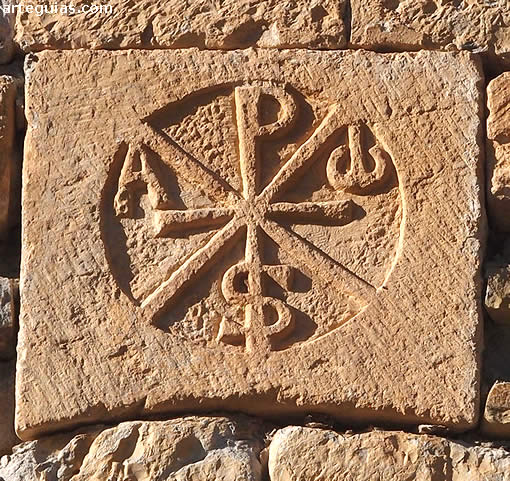 Crismón sobre la puerta sur de la iglesia del Monasterio de Alaón