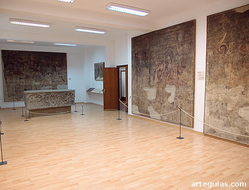 Sala museo donde se expone el sarcófado de Doña Sancha y las pinturas de la cripta