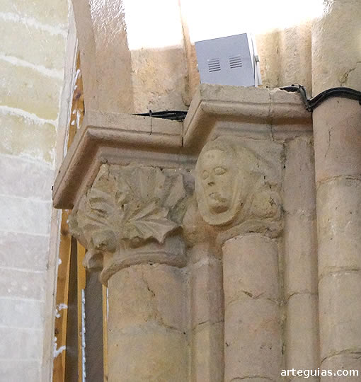 Capitel con cabeza humana