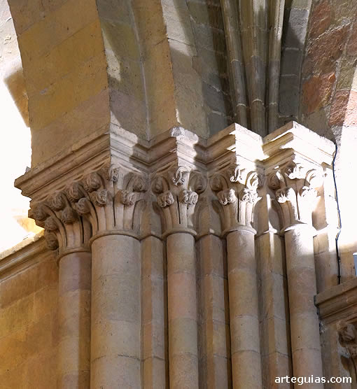 Estructura de columnas del interior de la iglesia