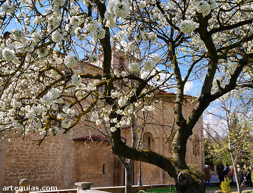 Imagen primaveral del Monasterio de Bujedo de Candepajares