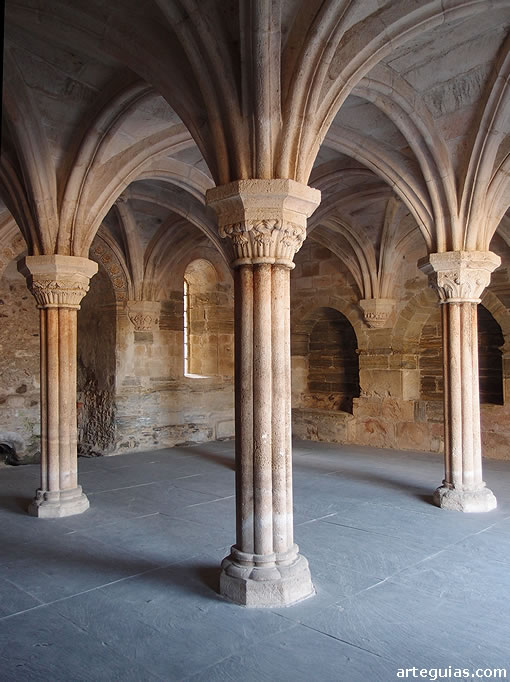 La sala capitular es uno de los espacios más armónicos, elegantes y bien coservados del complejo monástico de Santa María de Carracedo