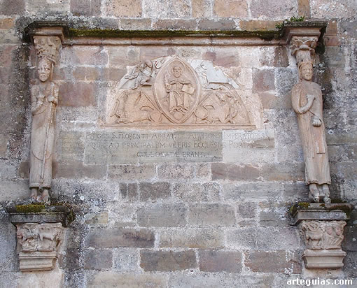 Restos románicos encastrados en los muros septentrionales de la iglesia