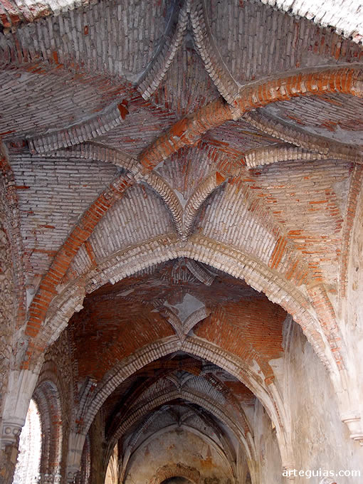 Claustro regular con bóvedas de ladrillo de crucería. Obra de mediados del siglo XVI