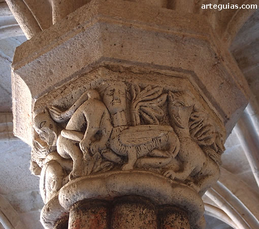 Un a de las columnas de la sala capitular sorpende por su bestiario real y fantástico