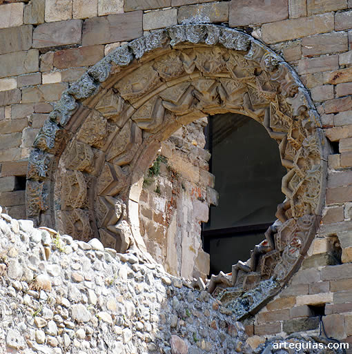 Óculo tardorrománico de la facahda oeste de la iglesia de Carracedo