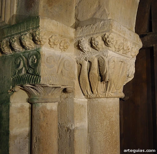 Columnas de la puerta sur. Monasterio de Cornellana