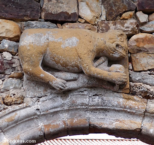 Relieve en la parte superior de la  Puerta de la Osa (Monasterio de Cornellana)