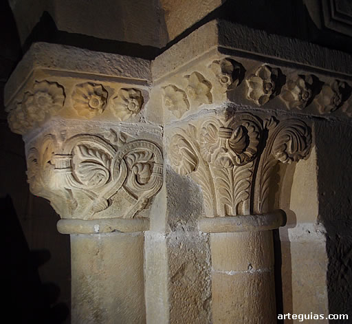 Columnas de la portada de comunicaci&oacute;n de la iglesia y el claustro (Monasterio de Cornellana)