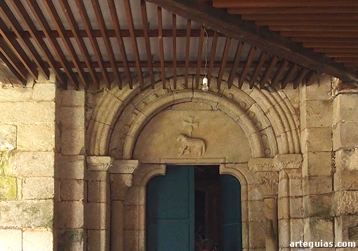 Puerta que comunica la iglesia con el claustro. En el tímpano, un Agnus Dei