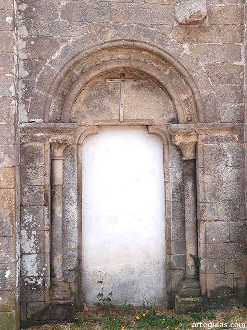 Pequeña puerta en el muro norte
