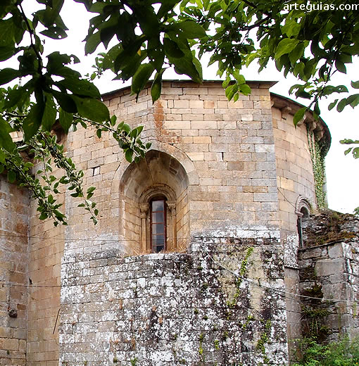 Cabecera de la iglesia al que se le añadió un gigantesco muro de contención