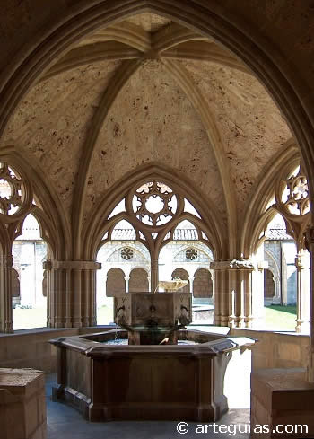 Magn&iacute;fico lavatorio g&oacute;tico. Monasterio de Santa Mar&iacute;a de Iranzu. Navarra