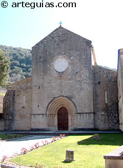 Ventanal de comunicaci&oacute;n entre el claustro y la sala capitular