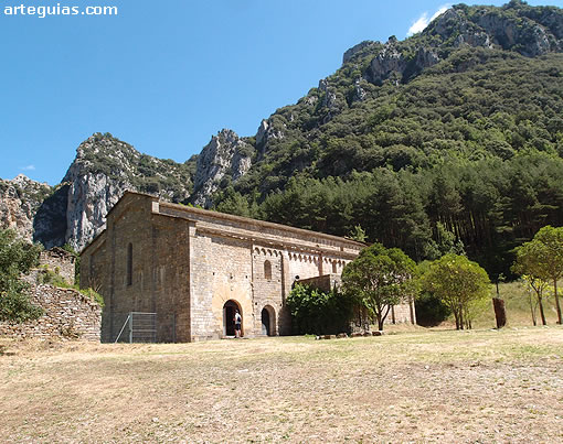 El Monasterio de Santa Mar&iacute;a de Obarra est&aacute; rodeado por enormes monta&ntilde;as