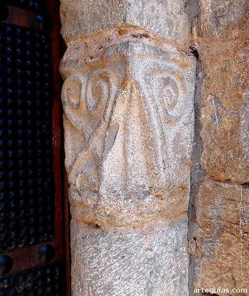 Uno de los capiteles de la puerta