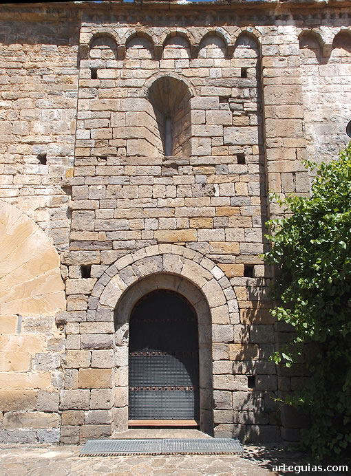 Puerta y ventanal originales de la iglesia de Obarra
