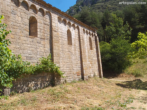 Monasterio de Santa Mar&iacute;a de Obarra: muro sur de la iglesia rom&aacute;nico lombarda