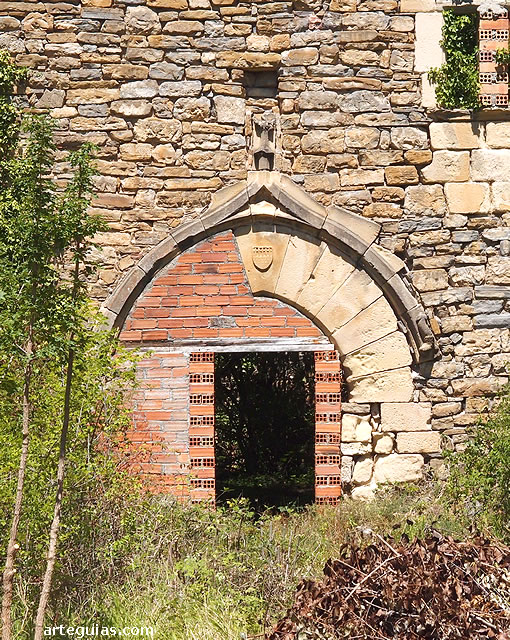 Obarra: Puerta g&oacute;tica de la casa prioral