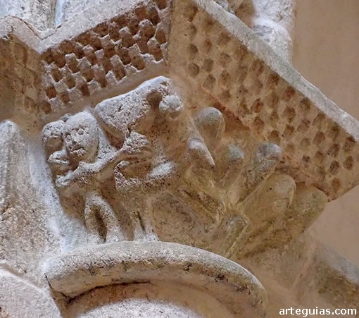 Uno de los pocos capiteles historiados del interior