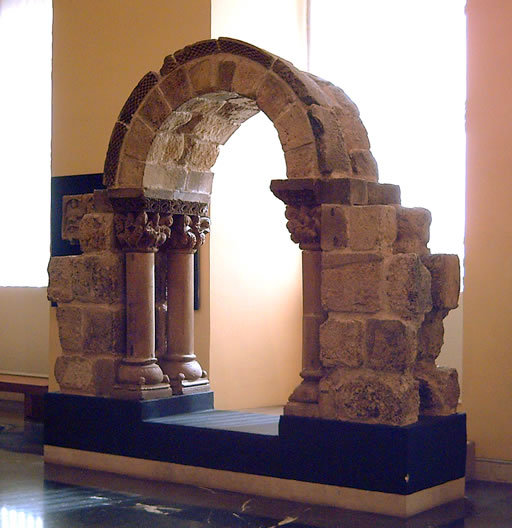 Arco procedente del monasterio de San Pedro de las Due&ntilde;as en el Museo Arqueol&oacute;gico Nacional de Madrid