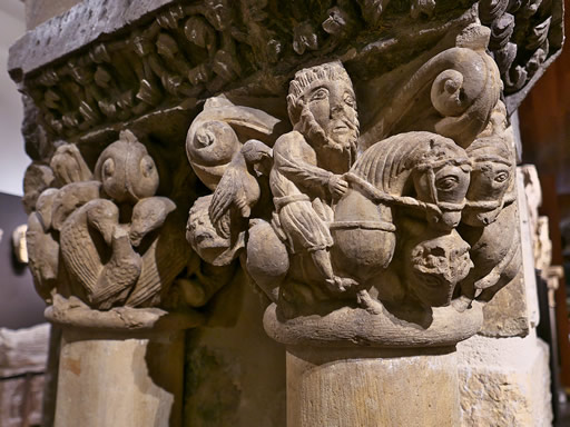 Capiteles del arco que se expone en el Museo Arqueol&oacute;gico Nacional de Madrid procedente del Monasterio de San Pedro de las Due&ntilde;as