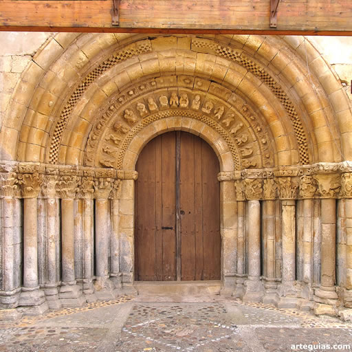 Monumental portada de la iglesia monástica de Arenillas de San Pelayo, Palencia