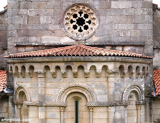 Iglesia del antiguo Monasterio de Santa Mar&iacute;a de Mezonzo, Detalle del &aacute;bside principal y el &oacute;culo superior