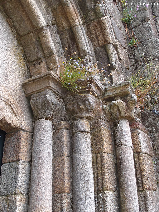 COlumnas de la puerta occidental. Iglesia del antiguo Monasterio de Santa Mar&iacute;a de Mezonzo, A Coru&ntilde;a