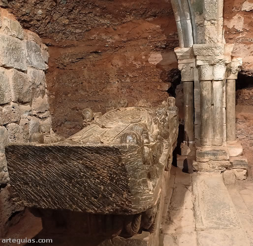 Cenotafio de San Millán en una de las cuevas del Monasterio de Suso, La Rioja