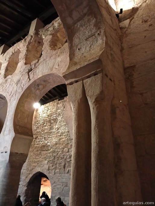 Arco triufal de unión entre la cabecera y las dos naves